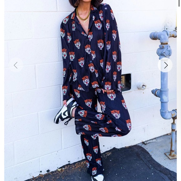 Dressed in LALA Long Sleeve Plissé Set in Tigress - Picture 3 of 8